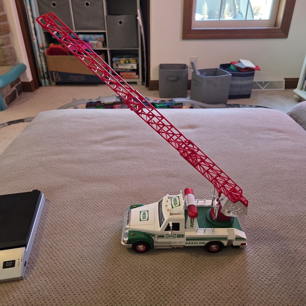 1994 HESS GAS TRUCK RESCUE LADDER TRUCKPreowned Truck Amerada Hess Corporation - Picture 6 of 14